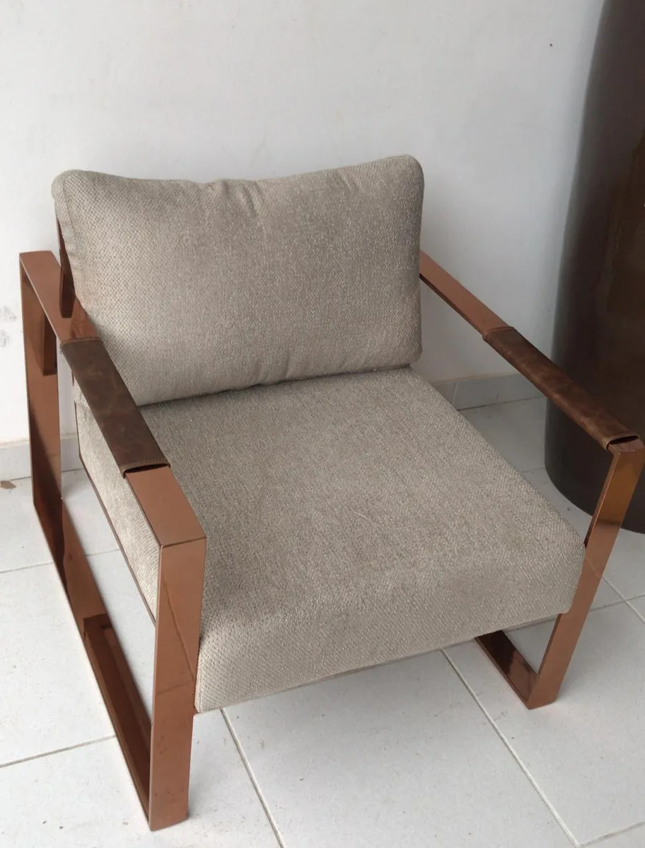 POLTRONA BEL METAIS LAURA INOX COPPER COURO NAT.PINHAO TEC.LINHO AREIA(BL)