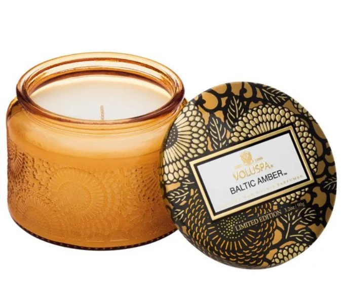 VELA POTE VIDRO  VOLUSPA 7243 25H RELEVO BALTIC AMBER(BL)